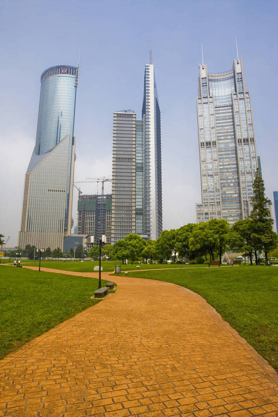 公园,花园,竖图,彩色,室外,白天,旅游,度假,办公楼,草地,草坪,名胜古迹,植物,城市风光,标志建筑,大厦,地标,建筑,上海,中国,亚洲,遗迹,景观,建筑群,古迹,文物,娱乐,建设,古建筑,浦东,草,绿色,蓝天,地标建筑,享受,休闲,旅游胜地,放松,竖,摄影,古文明,东亚,中华人民共和国,陆家嘴绿地,金融区,旅行,bj174