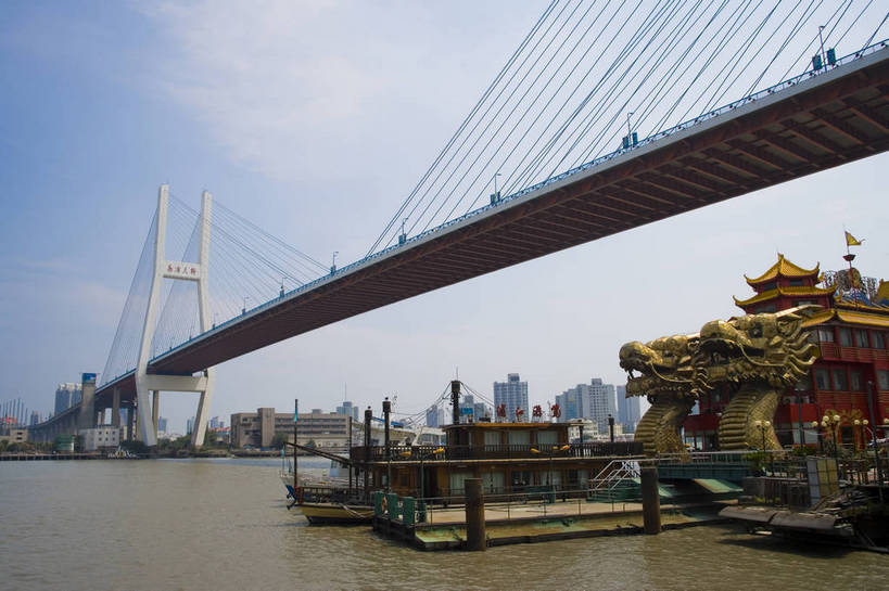 横图,彩色,室外,特写,白天,仰视,旅游,度假,名胜古迹,标志建筑,大桥,地标,建筑,立交桥,船,上海,中国,亚洲,遗迹,斜拉桥,交通,古迹,文物,娱乐,建设,古建筑,黄浦江,游船,享受,休闲,旅游胜地,放松,运输,摄影,南浦大桥,古文明,东亚,中华人民共和国,江,旅行,bj174