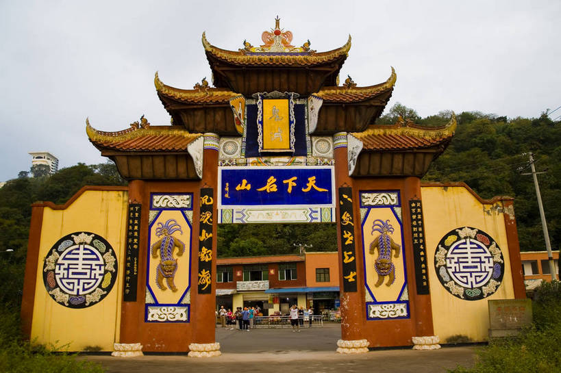 横图,彩色,室外,白天,旅游,度假,名胜古迹,门,标志建筑,地标,建筑,中国,亚洲,遗迹,建筑群,古典,古迹,文物,娱乐,建设,古建筑,享受,休闲,旅游胜地,放松,摄影,四川省,中国文化,古文明,东亚,中华人民共和国,旅行,丰都,丰都鬼城,传统文化,bj174