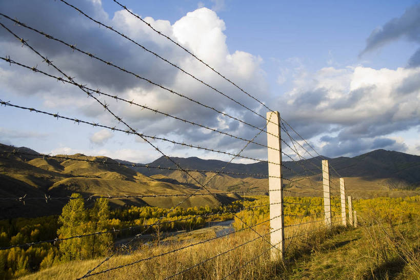 无人,横图,彩色,室外,白天,旅游,度假,名胜古迹,树林,标志建筑,地标,建筑,中国,亚洲,遗迹,围栏,古迹,文物,娱乐,建设,古建筑,树木,白云,天空,自然,享受,休闲,旅游胜地,放松,摄影,远山,自然风光,杉树,古文明,东亚,新疆,中华人民共和国,阿勒泰,旅行,白哈巴,bj174