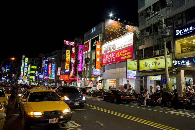 商店,横图,彩色,室外,旅游,美景,城市风光,道路,街道,路,商场,夜景,公路,汽车,台湾,中国,亚洲,广告牌,景观,建筑群,灯光,交通,灿烂,旅游胜地,景色,摄影,城市建筑,东亚,港澳台,中华人民共和国,台湾省,台中,台中市,马路,旅行,台,东海别墅商圈,东海别墅夜市,东海商圈,东海夜市,bj174