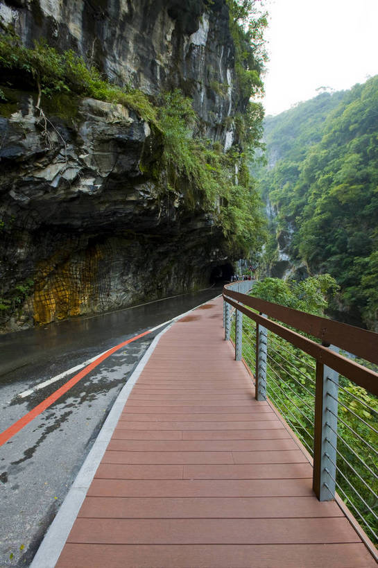 公园,竖图,彩色,室外,白天,旅游,度假,名胜古迹,森林,山,树林,峡谷,标志建筑,地标,建筑,台湾,中国,亚洲,遗迹,景观,桥,山谷,古迹,文物,娱乐,建设,古建筑,自然,享受,休闲,旅游胜地,放松,竖,摄影,国家公园,古文明,东亚,花莲县,南投县,港澳台,中华人民共和国,台湾省,台中,台中市,太鲁阁国家公园,花莲,南投,次高太鲁阁国立公园,台,台湾太鲁阁国家公园,太鲁阁,bj174