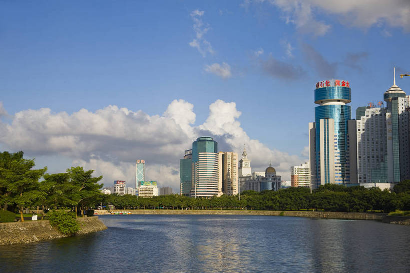 横图,彩色,室外,白天,旅游,树林,城市风光,建筑,中国,亚洲,景观,建筑群,现代建筑,海南,天空,绿化带,旅游胜地,商务楼,摄影,东亚,中华人民共和国,海口,河,旅行,国贸,bj174