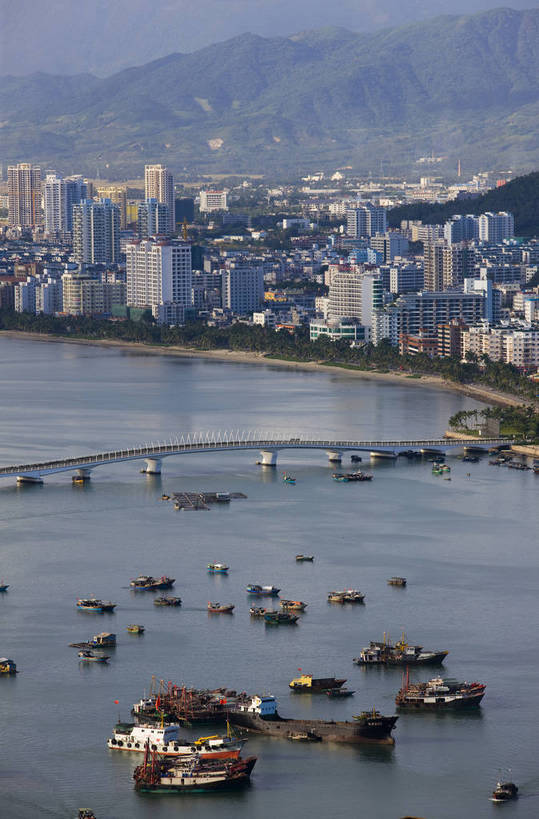 无人,竖图,俯视,彩色,室外,白天,旅游,城市风光,建筑,船,三亚,中国,亚洲,建筑群,桥,现代建筑,海南,旅游胜地,竖,摄影,海滨,东亚,三亚湾,中华人民共和国,海,旅行,bj174