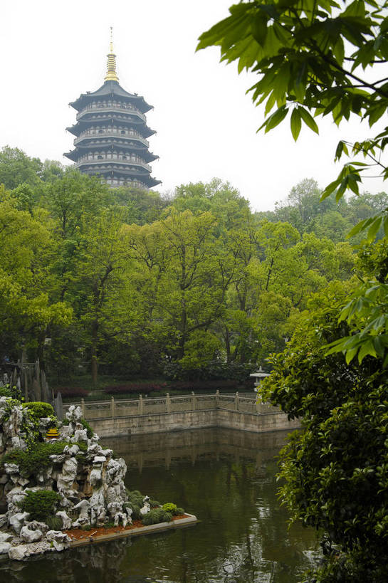 竖图,彩色,室外,特写,白天,旅游,度假,名胜古迹,标志建筑,地标,建筑,中国,遗迹,图片,池塘,水池,塔,古迹,文物,娱乐,建设,古建筑,浙江,树木,享受,休闲,旅游胜地,放松,摄影,杭州,中国文化,古文明,东亚,雷峰塔,旅行,传统文化,bj174