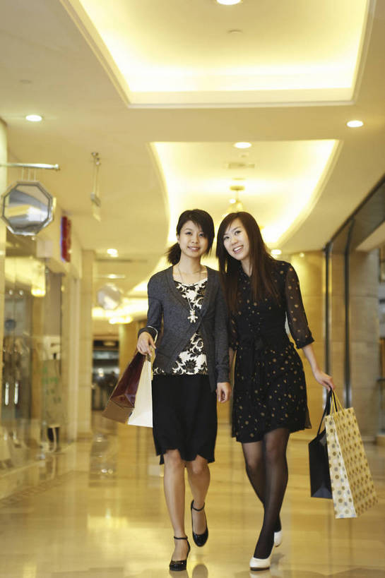 东方人,两个人,走,竖图,彩色,室内,白天,购物,时尚,快乐,橱窗,商场,北京,中国,亚洲,图片,大堂,享受,休息,放松,乐趣,美女,摄影,服饰,生活方式,观看,东亚,交流,年轻女性,女孩,女人,女性,亚洲人,中国人,年轻人,全身,购物中心,bj174