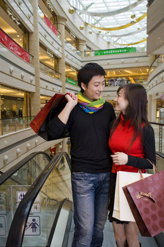 东方人,两个人,走,竖图,彩色,室内,白天,购物,时尚,快乐,橱窗,电梯,商场,北京,中国,亚洲,图片,扶梯,大堂,享受,休闲,放松,乐趣,美女,摄影,服饰,生活方式,观看,情人,东亚,交流,男人,年轻女性,女孩,女人,女性,亚洲人,中国人,年轻人,情侣,半身,购物中心,bj174