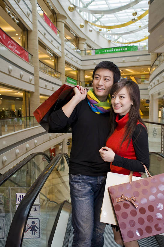 东方人,两个人,走,竖图,彩色,室内,白天,购物,时尚,快乐,橱窗,电梯,商场,北京,中国,亚洲,图片,扶梯,大堂,享受,休闲,放松,乐趣,美女,摄影,服饰,生活方式,观看,情人,东亚,交流,男人,年轻女性,女孩,女人,女性,亚洲人,中国人,年轻人,情侣,半身,购物中心,bj174