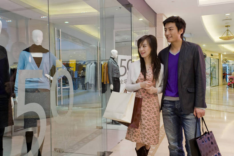 东方人,两个人,走,横图,彩色,室内,白天,购物,时尚,快乐,橱窗,商场,北京,中国,亚洲,图片,大堂,享受,休闲,放松,乐趣,美女,摄影,服饰,生活方式,观看,情人,东亚,交流,男人,年轻女性,女孩,女人,女性,亚洲人,中国人,年轻人,情侣,半身,购物中心,bj174