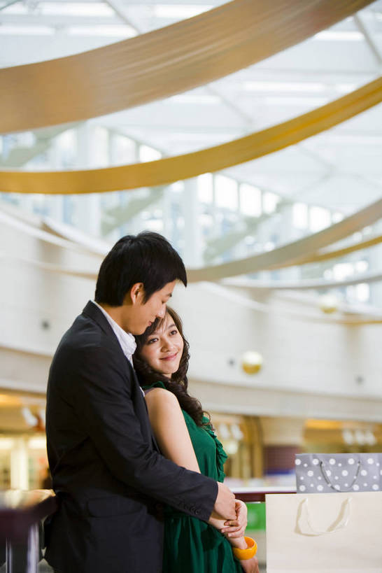 东方人,两个人,走,竖图,彩色,室内,白天,购物,时尚,快乐,橱窗,商场,北京,中国,亚洲,图片,大堂,享受,休闲,放松,乐趣,美女,摄影,服饰,生活方式,观看,情人,东亚,交流,男人,年轻女性,女孩,女人,女性,亚洲人,中国人,年轻人,情侣,半身,购物中心,bj174