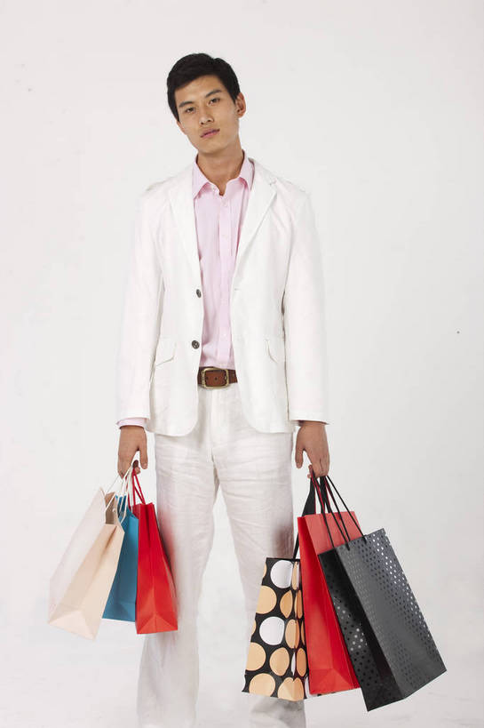 东方人,一个人,微笑,竖图,彩色,室内,白天,购物,中国,亚洲,图片,购物袋,休闲装,站着,享受,休闲,放松,摄影,生活方式,轻松,采购,东亚,男人,男性,亚洲人,中国人,年轻人,全身,影棚拍摄,高兴,愉快,bj174