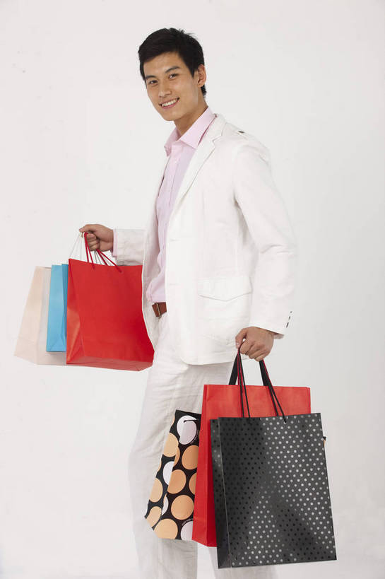 东方人,一个人,微笑,竖图,彩色,室内,白天,购物,中国,亚洲,图片,购物袋,休闲装,站着,享受,休闲,放松,摄影,生活方式,轻松,采购,东亚,男人,男性,亚洲人,中国人,年轻人,全身,影棚拍摄,高兴,愉快,bj174