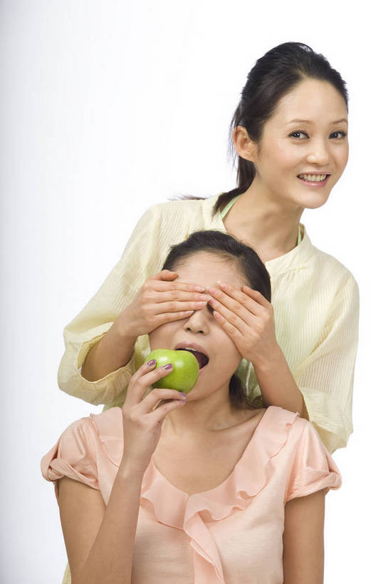 东方人,头发,一个人,两个人,伙伴,微笑,竖图,苹果,水果,北京,中国,仅一个年轻女性,仅一个女性,仅一个人,生活,依靠,休闲装,黑色,休闲,健康,表情,美女,亲密,生活方式,毛发,猜测,团结,友情,年轻女性,女人,女性,中国人,年轻人,坐着,半身,愉快,bj174