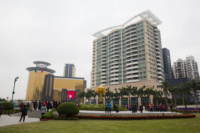 高楼大厦,广场,横图,彩色,室外,白天,旅游,度假,办公楼,名胜古迹,标志建筑,城市,大厦,地标,建筑,摩天大楼,写字楼,莲花,雕塑,澳门,中国,遗迹,艺术,装饰,雕刻,雕像,图片,古迹,文物,娱乐,建设,现代,古建筑,现代建筑,工艺品,地标建筑,楼宇,享受,休闲,金色,旅游胜地,商务楼,放松,纪念,美术,都市风光,文明,中国文化,主题,陈列,古文明,功能,美学,繁荣,旅行,大楼,高层建筑,高楼,摩天楼,金莲花广场,bj174