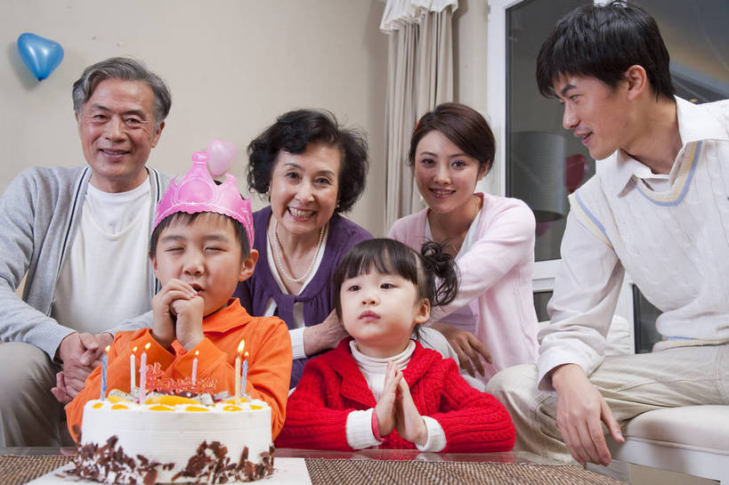 东方人,儿童,中年人,老年人,五官,脸,头发,家庭,母亲,父亲,客厅,站,笑,横图,彩色,室内,正面,纯洁,沙发,北京,中国,亚洲,庆祝,图片,许多人,茶几,休闲装,小孩,黑色,站着,一群人,享受,休闲,健康,舒服,温暖,温馨,喜庆,父子,母子,一家人,家居,可爱,美女,童年,童趣,许愿,摄影,生活方式,奶奶,爷爷,祖孙,照顾,和睦,毛发,亲近,气氛,居室,生日聚会,团圆,无忧无虑,天真,老年男性,老年女性,男孩,男人,男性,女人,女性,中国人,孩子,年轻人,全家福,孙子,站立,坐着,半身,爱,愉快,融洽,蛋糕,男生,bj174