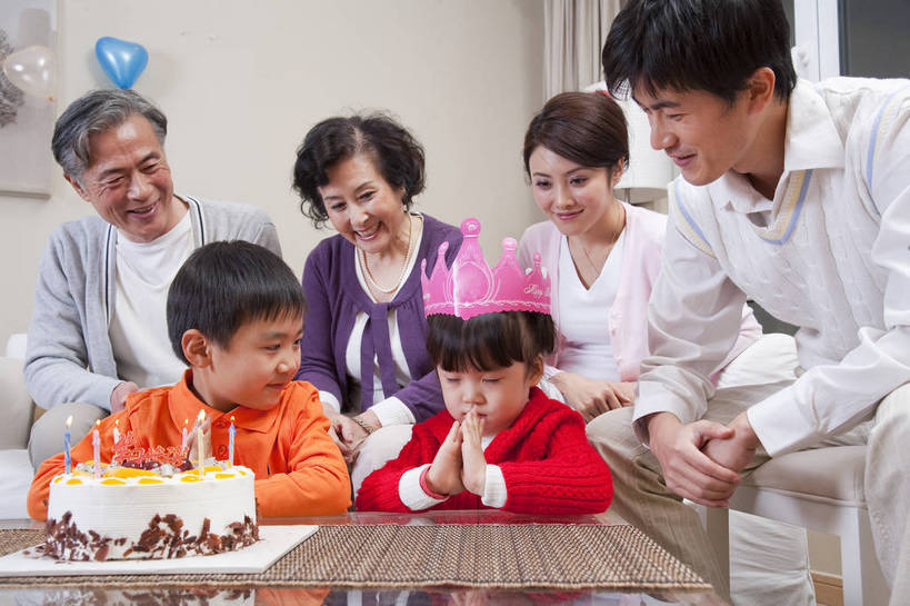 东方人,儿童,中年人,老年人,五官,脸,头发,家庭,母亲,父亲,客厅,站,笑,横图,彩色,室内,正面,纯洁,沙发,北京,中国,亚洲,庆祝,图片,许多人,茶几,休闲装,小孩,黑色,站着,一群人,享受,休闲,健康,舒服,温暖,温馨,喜庆,父子,母子,一家人,家居,可爱,美女,童年,童趣,许愿,摄影,生活方式,奶奶,爷爷,祖孙,照顾,和睦,毛发,亲近,气氛,居室,生日聚会,团圆,无忧无虑,天真,老年男性,老年女性,男孩,男人,男性,女人,女性,中国人,孩子,年轻人,全家福,孙子,站立,坐着,半身,爱,愉快,融洽,蛋糕,男生,bj174