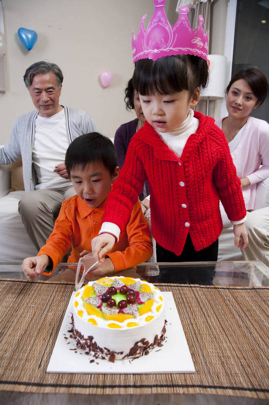 点心,东方人,儿童,中年人,老年人,五官,脸,头发,家庭,母亲,父亲,客厅,站,笑,竖图,彩色,室内,正面,下午茶,纯洁,沙发,北京,中国,亚洲,切开,庆祝,图片,食品,许多人,茶几,休闲装,食物,糕点,小孩,黑色,切,站着,一群人,享受,休闲,健康,舒服,温暖,温馨,喜庆,父子,母子,一家人,家居,可爱,美女,童年,童趣,摄影,生活方式,奶奶,爷爷,祖孙,照顾,和睦,毛发,亲近,气氛,居室,剖面,切面,生日聚会,团圆,无忧无虑,天真,老年男性,老年女性,男孩,男人,男性,女人,女性,中国人,孩子,年轻人,全家福,孙子,站立,坐着,半身,爱,愉快,融洽,蛋糕,男生,bj174