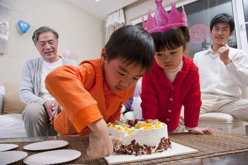 点心,东方人,儿童,中年人,老年人,五官,脸,头发,家庭,母亲,父亲,客厅,站,笑,横图,彩色,室内,正面,下午茶,纯洁,沙发,北京,中国,亚洲,切开,庆祝,图片,食品,许多人,茶几,休闲装,食物,糕点,小孩,黑色,切,站着,一群人,享受,休闲,健康,舒服,温暖,温馨,喜庆,父子,母子,一家人,家居,可爱,美女,童年,童趣,摄影,生活方式,奶奶,爷爷,祖孙,照顾,和睦,毛发,亲近,气氛,居室,剖面,切面,生日聚会,团圆,无忧无虑,天真,老年男性,老年女性,男孩,男人,男性,女人,女性,中国人,孩子,年轻人,全家福,孙子,站立,坐着,半身,爱,愉快,融洽,蛋糕,男生,bj174