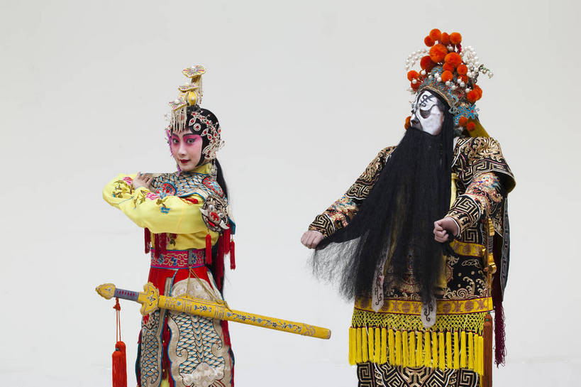 两个人,演员,横图,彩色,白色背景,正面,化妆,北京,中国,亚洲,表演,艺术,造型,鲜艳,头饰,图片,注视,文化,脸谱,观察,看,站着,表情,姿势,摄影,服饰,观看,动作,察看,关注,中国文化,唱戏,戏剧,民族服饰,演出服,京剧,东亚,戏曲,国粹,军事家,青衣,男人,女人,中国人,年轻人,情侣,半身,影棚拍摄,化装,西楚霸王,项籍,项羽,中国戏曲,传统文化,霸王别姬,虞姬,舞台妆,角色,花脸,净,bj174