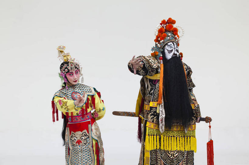 两个人,演员,横图,彩色,白色背景,正面,化妆,北京,中国,亚洲,表演,艺术,造型,鲜艳,头饰,图片,注视,文化,脸谱,观察,看,站着,表情,姿势,摄影,服饰,观看,动作,察看,关注,中国文化,唱戏,戏剧,民族服饰,演出服,京剧,东亚,戏曲,国粹,军事家,青衣,男人,女人,中国人,年轻人,情侣,半身,影棚拍摄,化装,西楚霸王,项籍,项羽,中国戏曲,传统文化,霸王别姬,虞姬,舞台妆,角色,花脸,净,bj174