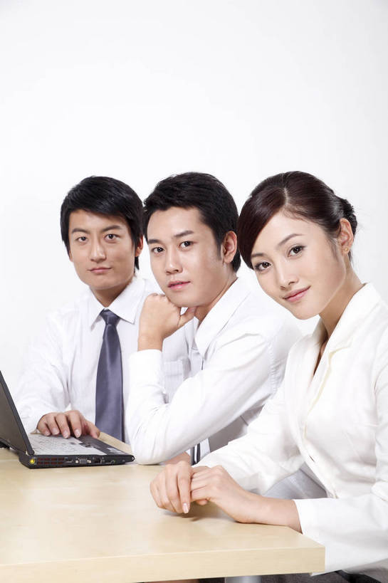 东方人,中年人,三个人,伙伴,朋友,商务人士,商务男性,商务女性,办公室,微笑,竖图,彩色,室内,白天,正面,工作服,衬衫,制服,商务,讨论,友谊,成功,合作,团队,计划,竞争,职员,电脑,中国,亚洲,学习,套装,正装,研究,会议,办公用品,领带,年轻,注视,职业装,黄种人,东方,三个,站着,行业,职业,精神,美女,战略,金融,职场,经济,仔细,环境,行政,业务,公司,近景,商务装,贸易,管理人员,工薪阶层,联合,合谋,细心,细致,工作制服,管理,交流,配合,认真,协作,男人,男性,女人,女性,亚洲人,中国人,年轻人,白领,商人,上班族,员工,沟通,坐着,衬衣,工作套服,西服,办公,商业,白领阶层,办公室职员,bj174