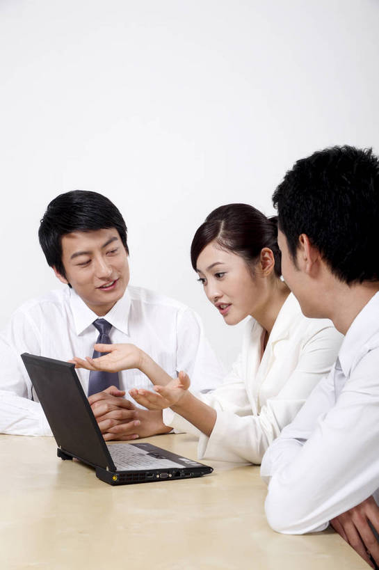 东方人,中年人,三个人,伙伴,朋友,商务人士,商务男性,商务女性,办公室,微笑,竖图,彩色,室内,白天,正面,工作服,衬衫,制服,商务,讨论,友谊,成功,合作,团队,计划,竞争,职员,电脑,中国,亚洲,学习,套装,正装,研究,会议,办公用品,领带,年轻,注视,职业装,黄种人,东方,三个,站着,行业,职业,精神,美女,战略,金融,职场,经济,仔细,环境,行政,业务,公司,近景,商务装,贸易,管理人员,工薪阶层,联合,合谋,细心,细致,工作制服,管理,交流,配合,认真,协作,男人,男性,女人,女性,亚洲人,中国人,年轻人,白领,商人,上班族,员工,沟通,站立,坐着,衬衣,工作套服,西服,办公,商业,白领阶层,办公室职员,bj174