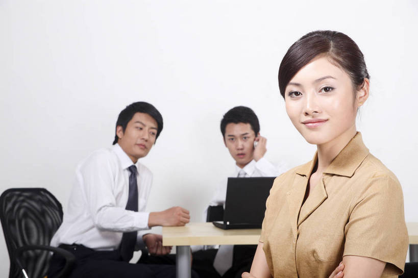 东方人,中年人,三个人,伙伴,朋友,商务人士,商务男性,商务女性,办公室,微笑,横图,彩色,室内,白天,正面,工作服,衬衫,制服,商务,讨论,友谊,成功,合作,团队,计划,竞争,职员,电脑,中国,亚洲,学习,套装,正装,研究,会议,办公用品,领带,年轻,注视,职业装,黄种人,东方,三个,站着,行业,职业,精神,美女,战略,金融,职场,经济,仔细,环境,行政,业务,公司,近景,商务装,贸易,管理人员,工薪阶层,联合,合谋,细心,细致,工作制服,管理,交流,配合,认真,协作,男人,男性,女人,女性,亚洲人,中国人,年轻人,白领,商人,上班族,员工,沟通,站立,坐着,衬衣,工作套服,西服,办公,商业,白领阶层,办公室职员,bj174