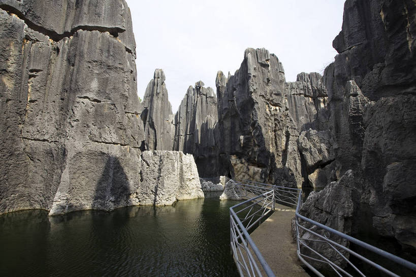 无人,横图,彩色,室外,白天,旅游,度假,湖,石头,名胜古迹,石林,标志建筑,地标,建筑,昆明,中国,亚洲,遗迹,石子,图片,巨石,古迹,文物,娱乐,建设,古建筑,云南,树木,湖水,享受,休闲,旅游胜地,放松,摄影,文明,中国文化,自然风光,昆明市,古文明,东亚,云南省,中华人民共和国,省会,西南地区,滇,自然遗产,石林县,石林彝族自治县,石块,岩石,旅行,云南石林地质公园,传统文化,浮桥,bj174