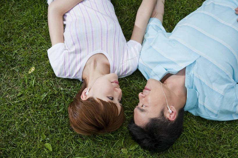 东方人,成年人,两个人,公园,微笑,横图,俯视,彩色,室外,白天,爱情,度假,时尚,快乐,幸福,纯洁,草地,草坪,图片,休闲装,自然,郊游,听音乐,享受,休息,休闲,健康,放松,活力,可爱,乐趣,美女,亲密,童年,童趣,摄影,生活方式,对视,轻松,户外活动,童真,烂漫,无邪,天真,男人,男性,年轻男性,年轻女性,女人,女性,亚洲人,中国人,年轻人,情侣,休闲活动,躺着,半身,高角度拍摄,bj174