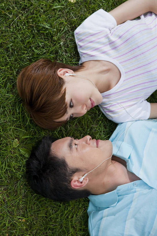 东方人,成年人,两个人,公园,微笑,竖图,俯视,彩色,室外,白天,爱情,度假,时尚,快乐,幸福,纯洁,草地,草坪,图片,休闲装,自然,郊游,听音乐,享受,休息,休闲,健康,放松,活力,可爱,乐趣,美女,亲密,童年,童趣,摄影,头像,生活方式,对视,轻松,户外活动,童真,烂漫,无邪,天真,男人,男性,年轻男性,年轻女性,女人,女性,亚洲人,中国人,年轻人,情侣,休闲活动,躺着,高角度拍摄,bj174