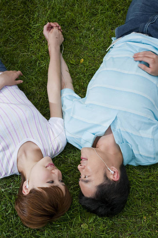 东方人,成年人,两个人,公园,微笑,竖图,俯视,彩色,室外,白天,爱情,度假,时尚,快乐,幸福,纯洁,草地,草坪,图片,休闲装,自然,郊游,听音乐,享受,休息,休闲,健康,放松,活力,可爱,乐趣,美女,亲密,童年,童趣,摄影,生活方式,对视,轻松,户外活动,童真,烂漫,无邪,天真,男人,男性,年轻男性,年轻女性,女人,女性,亚洲人,中国人,年轻人,情侣,休闲活动,手拉手,躺着,半身,高角度拍摄,bj174