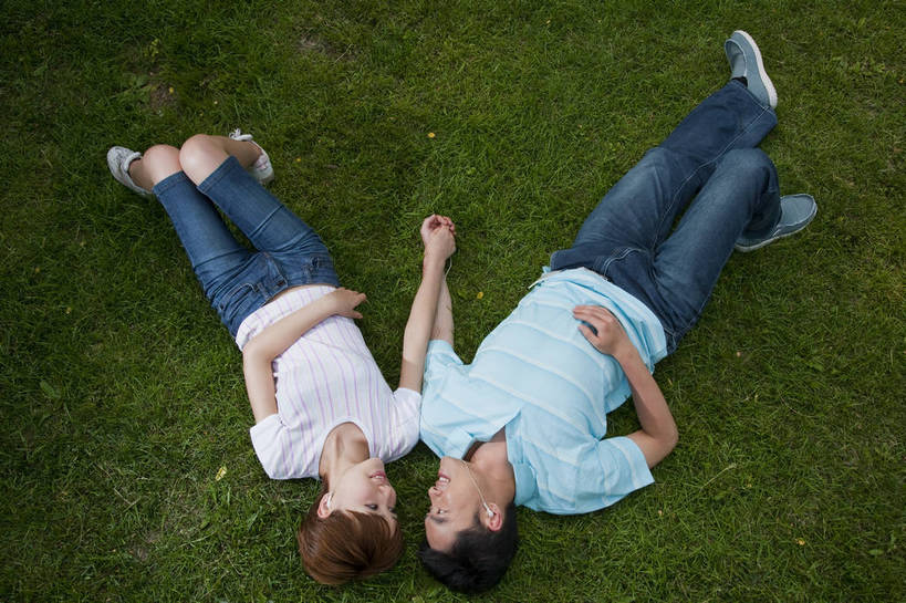 东方人,成年人,两个人,公园,微笑,横图,俯视,彩色,室外,白天,爱情,度假,时尚,快乐,幸福,纯洁,草地,草坪,图片,休闲装,自然,郊游,听音乐,享受,休息,休闲,健康,放松,活力,可爱,乐趣,美女,亲密,童年,童趣,摄影,生活方式,对视,轻松,户外活动,童真,烂漫,无邪,天真,男人,男性,年轻男性,年轻女性,女人,女性,亚洲人,中国人,年轻人,情侣,休闲活动,手拉手,躺着,高角度拍摄,全身,bj174