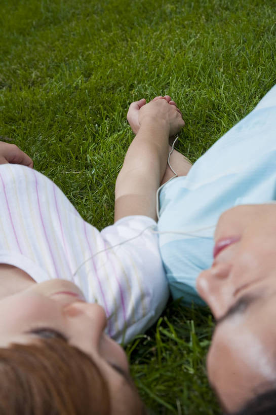 东方人,成年人,两个人,公园,微笑,竖图,俯视,彩色,室外,白天,爱情,度假,时尚,快乐,幸福,纯洁,草地,草坪,图片,休闲装,自然,郊游,听音乐,享受,休息,休闲,健康,放松,活力,可爱,乐趣,美女,亲密,童年,童趣,摄影,生活方式,对视,轻松,户外活动,童真,烂漫,无邪,天真,男人,男性,年轻男性,年轻女性,女人,女性,亚洲人,中国人,年轻人,情侣,休闲活动,手拉手,躺着,半身,高角度拍摄,bj174