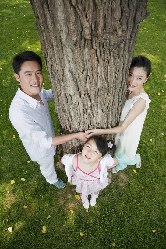 东方人,儿童,成年人,三个人,家庭,父母,母亲,父亲,女儿,公园,微笑,竖图,彩色,室外,白天,侧面,度假,时尚,快乐,幸福,纯洁,草地,草坪,环绕,图片,休闲装,树,树干,小孩,小女孩,自然,站着,郊游,休息,休闲,健康,温暖,温馨,父女,母女,三口之家,一家人,放松,活力,可爱,乐趣,亲密,童年,童趣,摄影,生活方式,和睦,轻松,围着,户外活动,童真,烂漫,无邪,天真,男人,男性,年轻男性,年轻女性,女人,女性,亚洲人,中国人,孩子,年轻人,休闲活动,全身,爱,融洽,bj174