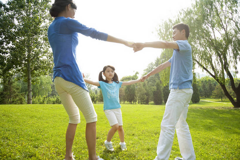 东方人,儿童,成年人,三个人,家庭,父母,母亲,父亲,女儿,公园,走,微笑,横图,彩色,室外,白天,侧面,度假,时尚,游戏,快乐,幸福,纯洁,草地,草坪,树林,漫步,图片,圆圈,休闲装,小孩,小女孩,自然,郊游,休闲,健康,温暖,温馨,父女,母女,三口之家,一家人,放松,活力,可爱,乐趣,亲密,童年,童趣,摄影,生活方式,和睦,轻松,围着,户外活动,童真,烂漫,无邪,天真,男人,男性,年轻男性,年轻女性,女人,女性,亚洲人,中国人,孩子,年轻人,休闲活动,拉手,玩耍,全身,爱,融洽,bj174