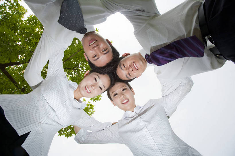 东方人,成年人,伙伴,商务人士,商务男性,商务女性,公园,笑,横图,彩色,室外,白天,仰视,衬衫,商务,时尚,快乐,兴奋,友谊,幸福,纯洁,成功,合作,团队,信心,树林,套装,正装,图片,圆圈,领带,许多人,树,自然,站着,一群人,放松,活力,可爱,乐趣,童年,童趣,金融,摄影,生活方式,经济,勾肩搭背,轻松,同伴,围着,商务装,户外活动,贸易,工薪阶层,童真,烂漫,无邪,天真,友情,男人,男性,年轻男性,年轻女性,女人,女性,亚洲人,中国人,年轻人,白领,上班族,半身,低角度拍摄,衬衣,商业,bj174