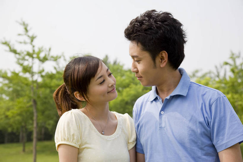 东方人,成年人,两个人,公园,微笑,横图,彩色,室外,白天,爱情,度假,时尚,快乐,幸福,纯洁,草地,草坪,树林,图片,休闲装,树,自然,站着,郊游,休闲,健康,放松,活力,可爱,乐趣,亲密,童年,童趣,摄影,生活方式,对视,轻松,户外活动,童真,烂漫,无邪,天真,男人,男性,年轻男性,年轻女性,女人,女性,亚洲人,中国人,年轻人,情侣,休闲活动,半身,bj174