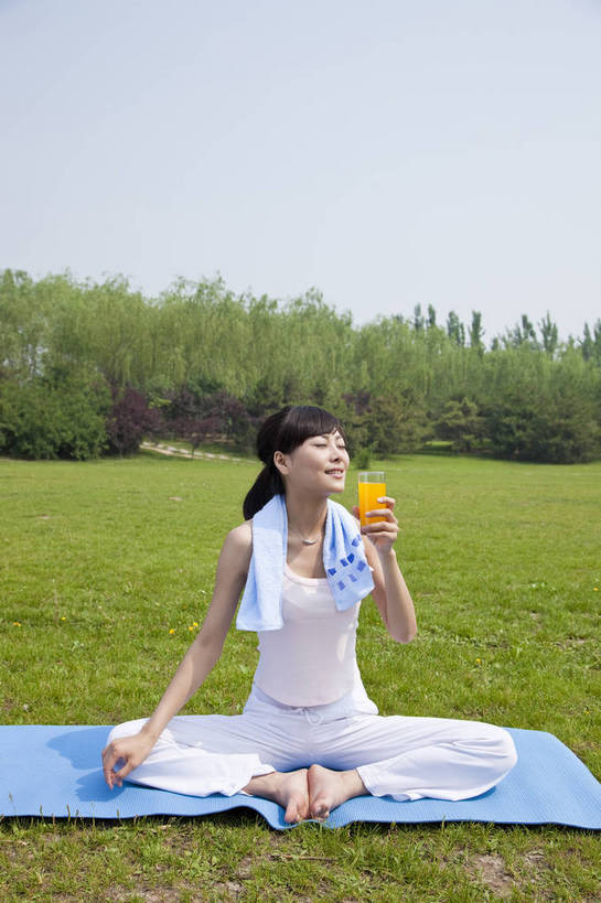 果汁,东方人,成年人,一个人,公园,竖图,彩色,室外,白天,度假,时尚,快乐,幸福,纯洁,草地,草坪,树林,喝,毯子,图片,休闲装,树,自然,毛巾,郊游,休息,休闲,健康,放松,活力,可爱,乐趣,美女,童年,童趣,摄影,生活方式,轻松,户外活动,童真,烂漫,无邪,天真,年轻女性,女人,女性,亚洲人,中国人,年轻人,休闲活动,坐着,全身,bj174