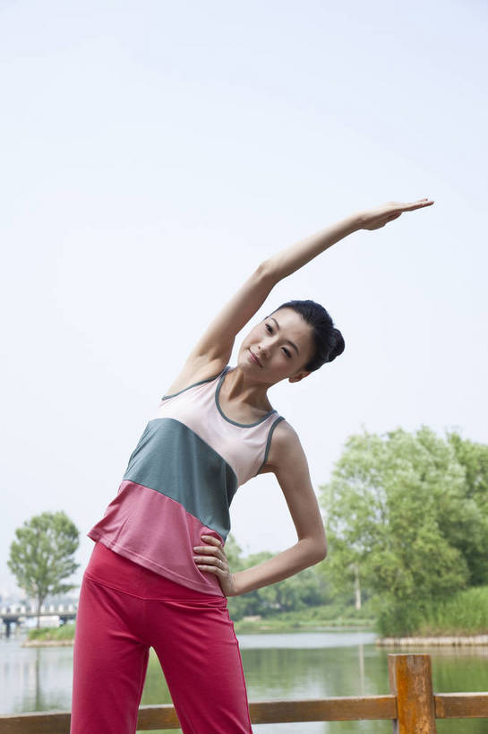 东方人,成年人,一个人,公园,微笑,竖图,彩色,室外,白天,锻炼,度假,时尚,快乐,幸福,纯洁,运动,湖,树林,图片,休闲装,树,自然,站着,郊游,休闲,健康,放松,活力,可爱,乐趣,美女,童年,童趣,做操,摄影,生活方式,轻松,户外活动,童真,烂漫,无邪,天真,年轻女性,女人,女性,亚洲人,中国人,年轻人,休闲活动,半身,bj174