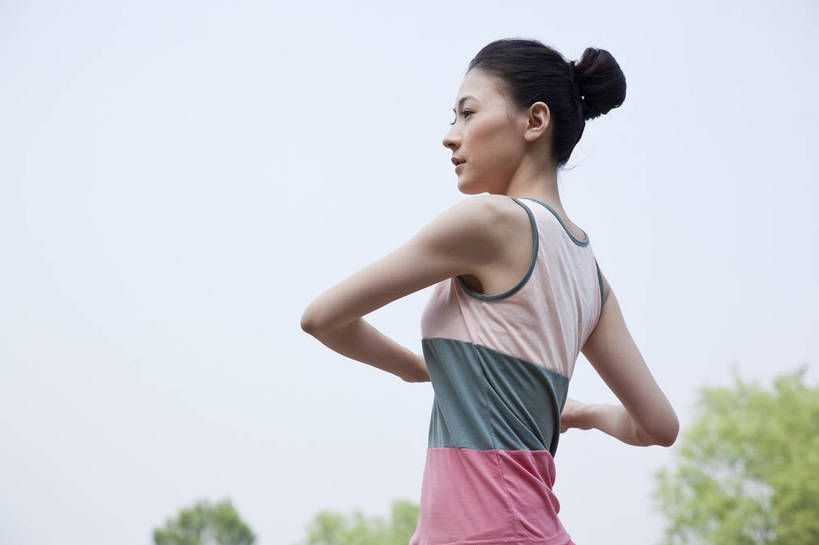 东方人,成年人,一个人,公园,微笑,横图,彩色,室外,白天,锻炼,度假,时尚,快乐,幸福,纯洁,运动,树林,图片,休闲装,树,自然,站着,郊游,休闲,健康,放松,活力,可爱,乐趣,美女,童年,童趣,做操,摄影,生活方式,轻松,户外活动,童真,烂漫,无邪,天真,年轻女性,女人,女性,亚洲人,中国人,年轻人,休闲活动,半身,bj174