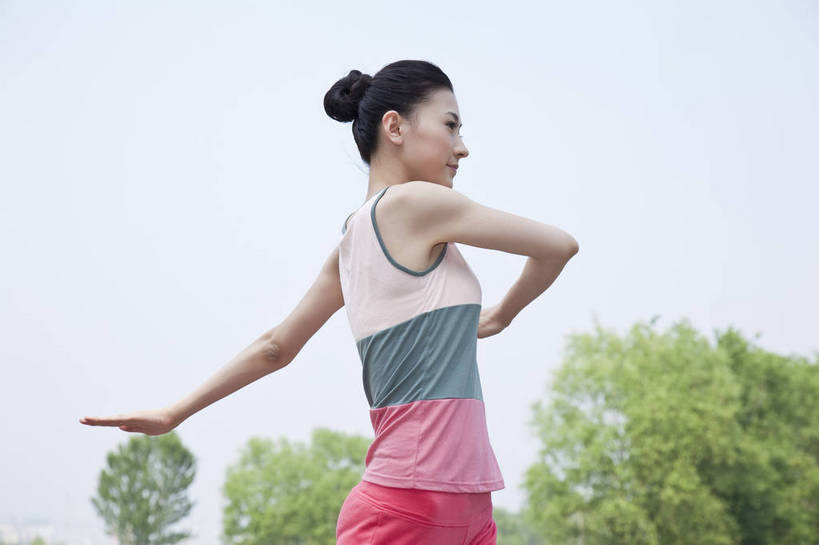 东方人,成年人,一个人,公园,微笑,横图,彩色,室外,白天,锻炼,度假,时尚,快乐,幸福,纯洁,运动,树林,图片,休闲装,树,自然,站着,郊游,休闲,健康,放松,活力,可爱,乐趣,美女,童年,童趣,做操,摄影,生活方式,轻松,户外活动,童真,烂漫,无邪,天真,年轻女性,女人,女性,亚洲人,中国人,年轻人,休闲活动,半身,bj174