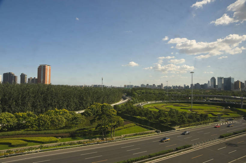 无人,摄影师,横图,俯视,彩色,室外,白天,旅游,草坪,城市,道路,高速公路,建筑,路,公路,汽车,北京,中国,亚洲,繁华,楼群,交通,建筑物,现代化,白云,风景,蓝天,阳光,绿地,经济,晴天,摄像师,首都机场,马路,高角度拍摄,商业,高层建筑,高等级公路,bj174
