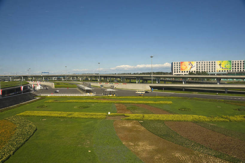 无人,摄影师,横图,彩色,室外,白天,旅游,草坪,城市,道路,高速公路,建筑,路,公路,北京,中国,亚洲,繁华,楼群,交通,建筑物,现代化,白云,风景,蓝天,阳光,绿地,经济,晴天,摄像师,首都机场,马路,商业,高层建筑,高等级公路,bj174