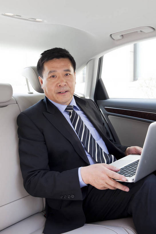 东方人,中年人,一个人,商务人士,商务男性,坐,微笑,竖图,彩色,室内,白天,白色背景,侧面,衬衫,西装,商务,时尚,成功,笔记本电脑,汽车,北京,中国,套装,正装,工作,图片,现代,职业,享受,成熟,活力,可爱,自信,摄影,小汽车,商务装,工薪阶层,上网,男人,男性,中年男性,亚洲人,中国人,白领,上班族,半身,影棚拍摄,衬衣,愉快,bj174