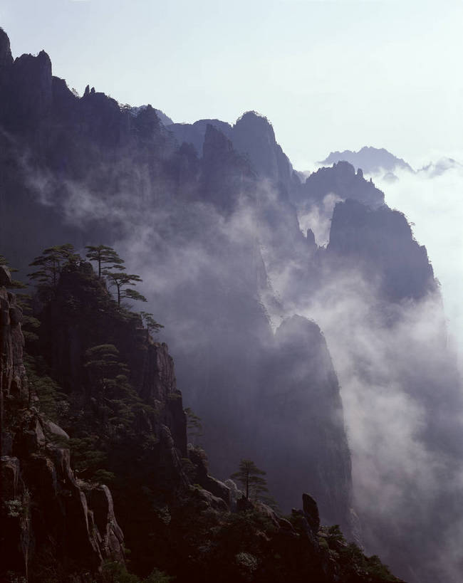 无人,竖图,彩色,室外,白天,旅游,度假,黄山,美景,名胜古迹,山,雾,标志建筑,地标,建筑,松树,中国,亚洲,遗迹,图片,山峰,古迹,文物,娱乐,建设,古建筑,风景,自然,享受,休闲,旅游胜地,放松,摄影,地理,缭绕,风光,宁静,自然风光,古文明,东亚,安徽,安徽省,黄山市,中华人民共和国,华东地区,皖,仙境,险峻,bj174