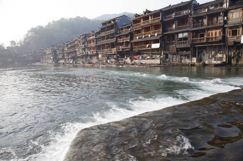 无人,横图,彩色,室外,白天,旅游,山,水,雾,标志建筑,地标,建筑,中国,凤凰,图片,建筑群,古典,建设,古镇,天空,村庄,旅游胜地,安静,摄影,水乡,文明,中国文化,湖南,古代文明,河,旅行,bj174