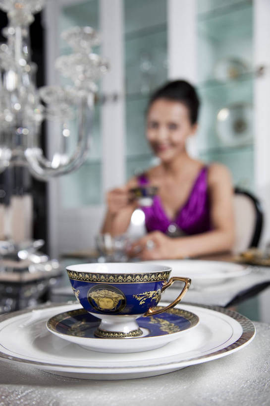 东方人,中年人,一个人,家庭,餐厅,坐,微笑,竖图,彩色,室内,白天,侧面,时尚,性感,幸福,成功,餐桌,房间,家具,餐具,北京,中国,图片,豪华,美丽,情趣,茶具,享受,健康,家居,成熟,活力,可爱,美女,竖,稳重,妩媚,摄影,生活方式,精致,优雅,华丽,碗柜,高雅,庄重,高贵,居室,精美,尊贵,亲切,乐观,年轻女性,女人,女性,亚洲人,中国人,年轻人,半身,礼服,派对,高兴,愉快,魅力,奢华,bj174