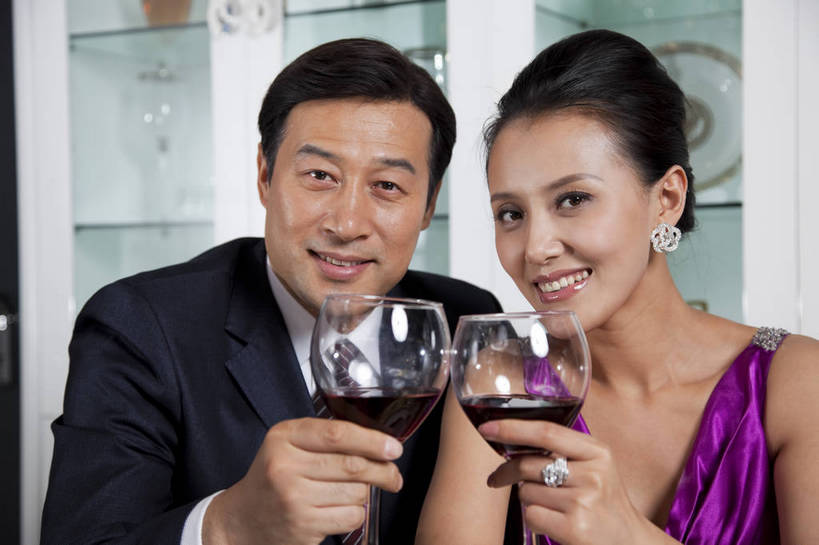 红酒,东方人,中年人,两个人,家庭,夫妻,餐厅,坐,微笑,横图,彩色,室内,白天,正面,时尚,性感,幸福,成功,餐桌,房间,家具,餐具,北京,中国,图片,豪华,美丽,情趣,酒杯,享受,健康,温馨,家居,成熟,恩爱,活力,可爱,美女,竖,稳重,妩媚,举杯,摄影,生活方式,精致,优雅,华丽,碗柜,和睦,高雅,庄重,高贵,亲近,亲情,居室,精美,团圆,尊贵,乐观,男人,男性,年轻女性,女人,女性,中年男性,亚洲人,中国人,年轻人,半身,礼服,派对,高兴,愉快,魅力,奢华,bj174
