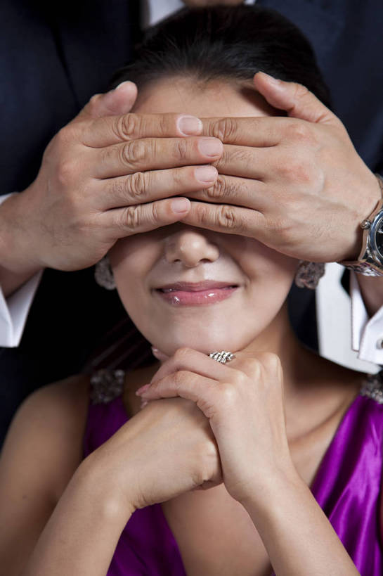 东方人,中年人,眼睛,两个人,家庭,夫妻,餐厅,站,坐,微笑,竖图,彩色,室内,白天,正面,时尚,性感,幸福,成功,餐桌,房间,家具,餐具,北京,中国,图片,豪华,美丽,情趣,享受,健康,温馨,家居,成熟,恩爱,活力,可爱,美女,竖,稳重,妩媚,捂,摄影,生活方式,精致,优雅,华丽,碗柜,和睦,高雅,庄重,高贵,亲近,亲情,居室,精美,团圆,尊贵,乐观,猜测,男人,男性,年轻女性,女人,女性,中年男性,亚洲人,中国人,年轻人,半身,礼服,派对,高兴,愉快,魅力,奢华,bj174