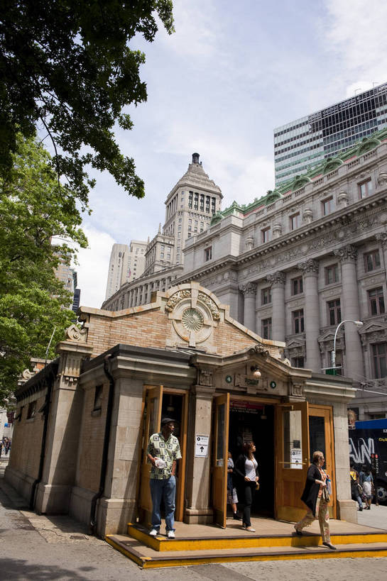 竖图,彩色,室外,白天,旅游,办公楼,城市风光,城市,建筑,船,纽约,美国,游客,图片,建筑群,曼哈顿,辉煌,现代建筑,游轮,旅游胜地,摩天大厦,摄影,文明,商务中心,金融中心,发展,繁荣,旅行,港湾,海港,bj174